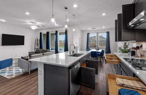 Haslet Maison | Haslet House · Luxury and Spacious Family Retreat w Jacuzzi