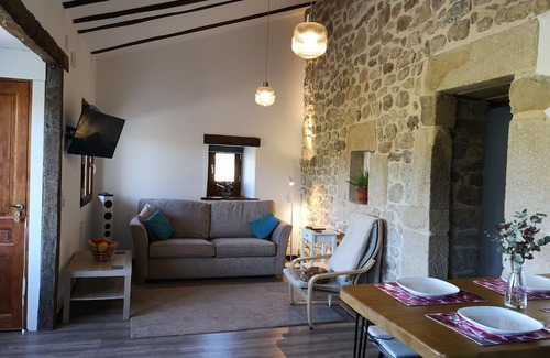 Lloreda Appartement | Rustic, spacious apartment in the Valles Pasiegos, with sheep and hens
