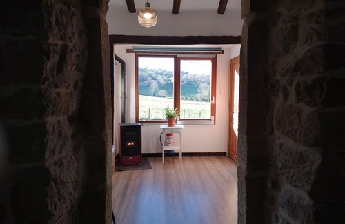 Lloreda Appartement | Rustic, spacious apartment in the Valles Pasiegos, with sheep and hens