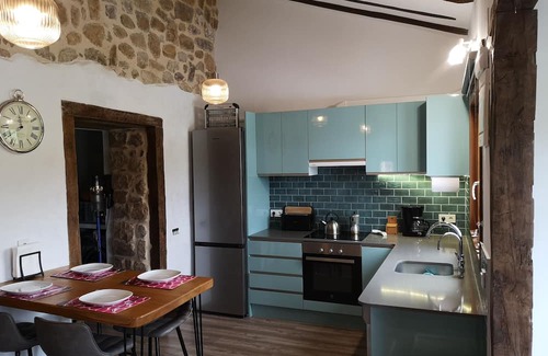 Lloreda Appartement | Rustic, spacious apartment in the Valles Pasiegos, with sheep and hens