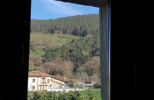 Lloreda Appartement | Rustic, spacious apartment in the Valles Pasiegos, with sheep and hens