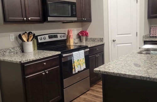 Valley Center Maison | King beds, Wi-Fi, In-unit laundry, private garage for short & long-term stays