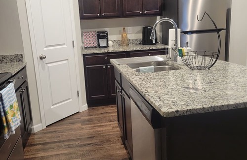 Valley Center Maison | King beds, Wi-Fi, In-unit laundry, private garage for short & long-term stays