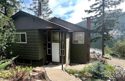 Okanagan-Similkameen Cottage | Lakefront Otter Lake Cottage
