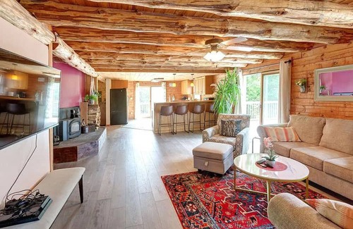 De Lancey Chalet De Ski | Relax in the Catskills: Spacious 4-Bedroom Chalet for 9 guests in a remote area.