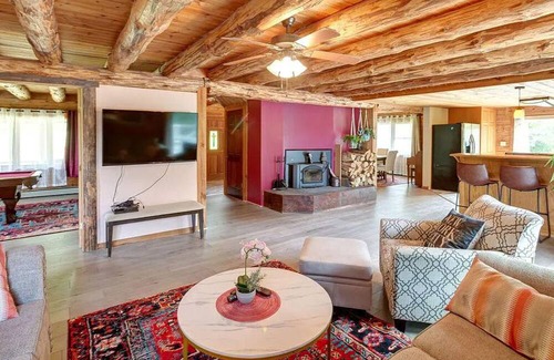 De Lancey Chalet De Ski | Relax in the Catskills: Spacious 4-Bedroom Chalet for 9 guests in a remote area.