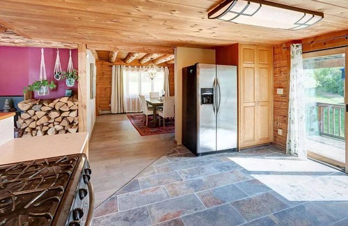 De Lancey Chalet De Ski | Relax in the Catskills: Spacious 4-Bedroom Chalet for 9 guests in a remote area.