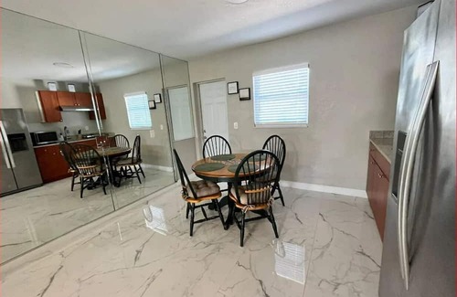 Bearss Plaza Appartement | #18 Tampa Stone king bed 2/1 unit 2301