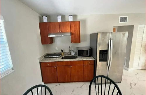 Bearss Plaza Appartement | #18 Tampa Stone king bed 2/1 unit 2301
