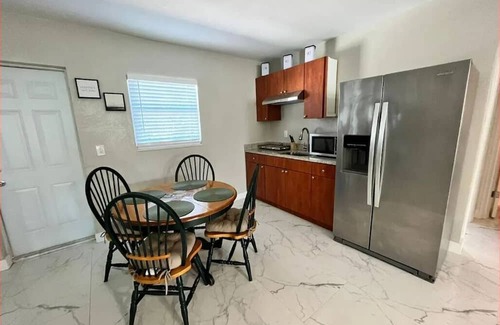 Bearss Plaza Appartement | #18 Tampa Stone king bed 2/1 unit 2301