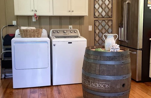 Pawleys Island Maison | Cute cottage in Pawleys with 2 queen beds and 2 full baths that allow pets!