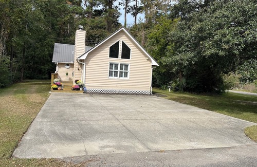 Pawleys Island Maison | Cute cottage in Pawleys with 2 queen beds and 2 full baths that allow pets!
