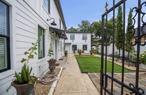 South Central Houston Appartement | 2BD Spacious Retreat Free Parking, Gym, Near Downtown
