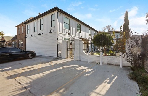 South Central Houston Appartement | 2BD Spacious Retreat Free Parking, Gym, Near Downtown