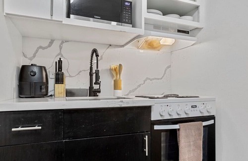 South Central Houston Appartement | 2BD Spacious Retreat Free Parking, Gym, Near Downtown