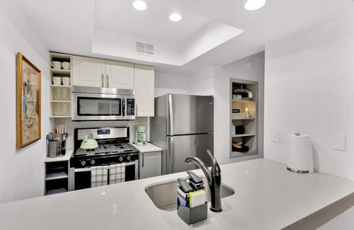 Clarksville Appartement | Walkable 1st-Floor Austin Stay – King Bed, Pet Friendly, Free Parking, Sleeps 10