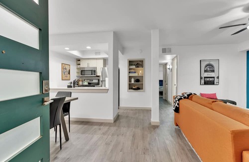 Clarksville Appartement | Walkable 1st-Floor Austin Stay – King Bed, Pet Friendly, Free Parking, Sleeps 10