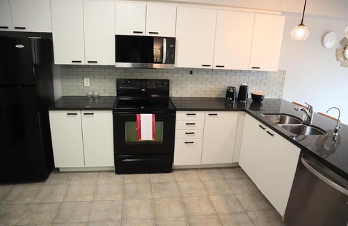 Breslau Maison | Luxury Breslau Retreat |Fenced yard |Steps to Park |Near Airport