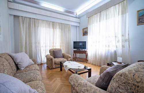 Irakleio Appartement | Retro 2-Bdrm House Near Metro in Heraklion by ΜΡS