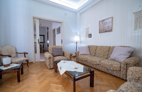 Irakleio Appartement | Retro 2-Bdrm House Near Metro in Heraklion by ΜΡS