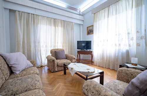 Irakleio Appartement | Retro 2-Bdrm House Near Metro in Heraklion by ΜΡS