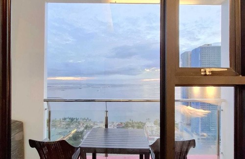 Ermita Night District Appartement | Luxury 1-bedroom apartment with Manila Bayviews with AC, Pool, Balcony, Netflix