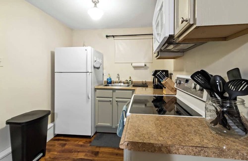 Maplewood Appartement | Quiet Studio Getaway w/Washer/Dryer & Parking