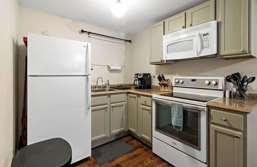 Maplewood Appartement | Quiet Studio Getaway w/Washer/Dryer & Parking