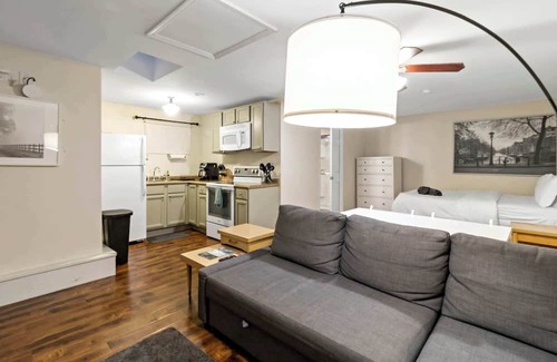 Maplewood Appartement | Quiet Studio Getaway w/Washer/Dryer & Parking