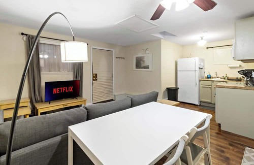 Maplewood Appartement | Quiet Studio Getaway w/Washer/Dryer & Parking