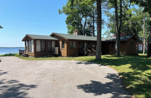 Sturgeon Lake Cabine | Charming 2-bedroom cabin in serene Sturgeon Lake with AC