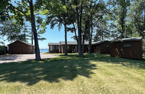 Sturgeon Lake Cabine | Charming 2-bedroom cabin in serene Sturgeon Lake with AC