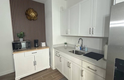 Homestead Appartement | Cozy Apartment/Efficiency in tranquil Homestead with AC, WiFi, private entrance
