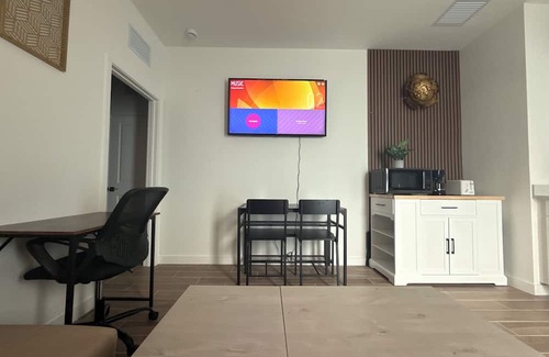 Homestead Appartement | Cozy Apartment/Efficiency in tranquil Homestead with AC, WiFi, private entrance