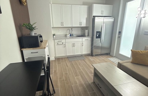 Homestead Appartement | Cozy Apartment/Efficiency in tranquil Homestead with AC, WiFi, private entrance