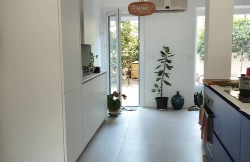 Saint-Lambert Appartement | At the foot of Notre Dame de la Garde, between beach and town center