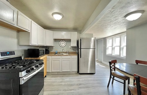 Herrin Maison | Seventeenth Street 2-bedroom 1 bath house with AC, WiFi in Herrin