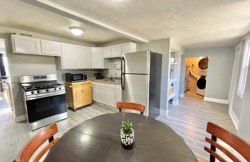 Herrin Maison | Seventeenth Street 2-bedroom 1 bath house with AC, WiFi in Herrin