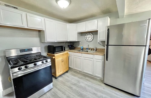 Herrin Maison | Seventeenth Street 2-bedroom 1 bath house with AC, WiFi in Herrin