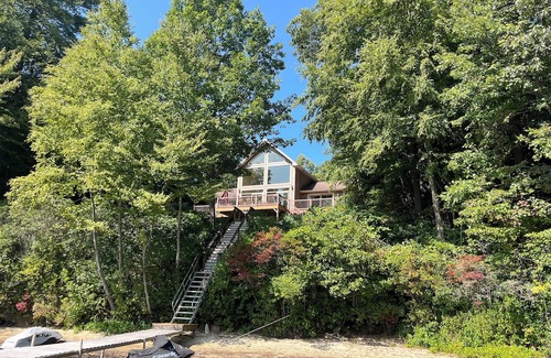 Sturbridge Maison | Lakeside Getaway! Gorgeous views! Sleeps 8+