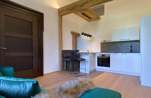 Aurolzmunster Appartement | Elegant Versailles Stay for 3 |Breakfast Included