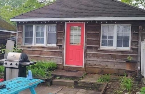 Grand Bend Cabine | Cozy Cabin #1, one block to the beach