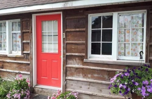 Grand Bend Cabine | Cozy Cabin #1, one block to the beach