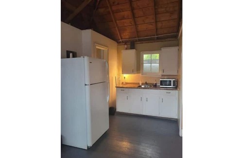 Grand Bend Cabine | Cozy Cabin #1, one block to the beach