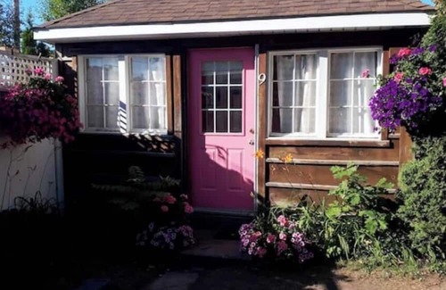 Grand Bend Cabine | Cozy Cabin #9, one block to beach