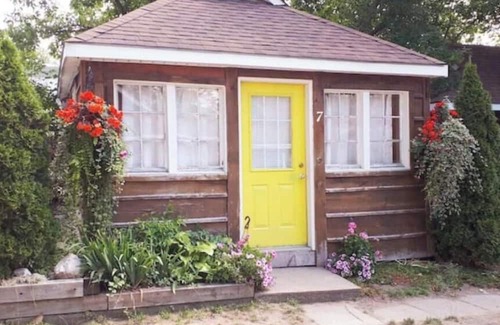 Grand Bend Cabine | Cozy Cabin #6, one block to beach