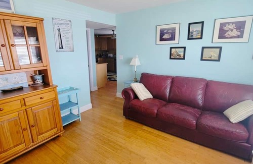 Hull Maison | The Ultimate Summer Getaway! Beach Cottage with Bay views, Wifi, & AC.