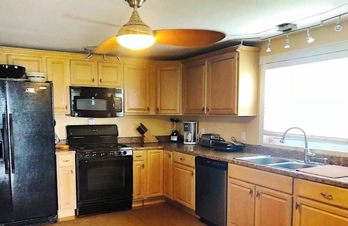 Hull Maison | The Ultimate Summer Getaway! Beach Cottage with Bay views, Wifi, & AC.