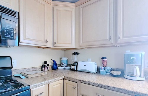 Hull Maison | The Ultimate Summer Getaway! Beach Cottage with Bay views, Wifi, & AC.