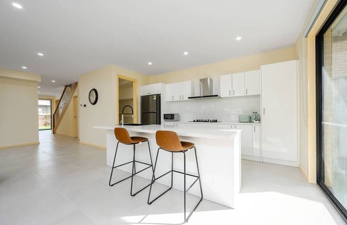 Westmeadows Maison | Westmeadow Breeze Skyline Stay – 8 Min to Airport